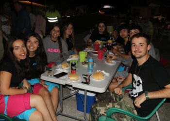 Arabayona de Mógica reúne a 400 personas en la hamburguesada y llena el entorno de la ermita de Hornillos en una cena popular