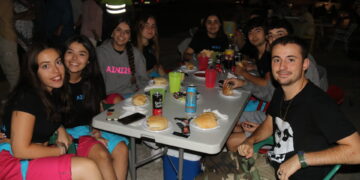 Arabayona de Mógica reúne a 400 personas en la hamburguesada y llena el entorno de la ermita de Hornillos en una cena popular