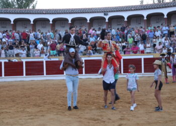 El rejoneador Sergio Pérez de Gregorio y el cantalpinés Ismael Martín salen en hombros tras el festejo celebrado en Peñaranda