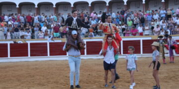 El rejoneador Sergio Pérez de Gregorio y el cantalpinés Ismael Martín salen en hombros tras el festejo celebrado en Peñaranda
