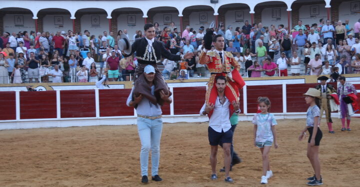 El rejoneador Sergio Pérez de Gregorio y el cantalpinés Ismael Martín salen en hombros tras el festejo celebrado en Peñaranda