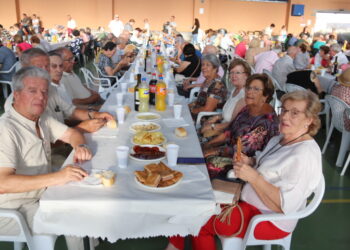 Peñaranda comparte con los mayores el espíritu festivo en la visita a las residencias y en el animado convite en el «Severiano»