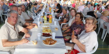 Peñaranda comparte con los mayores el espíritu festivo en la visita a las residencias y en el animado convite en el «Severiano»