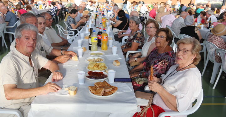 Peñaranda comparte con los mayores el espíritu festivo en la visita a las residencias y en el animado convite en el «Severiano»