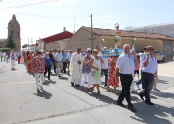 Ventosa del Río Almar acompaña a su patrón, San Ramón Nonato, en la misa y en la procesión con los bailes al son del grupo Adobe
