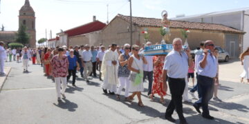 Ventosa del Río Almar acompaña a su patrón, San Ramón Nonato, en la misa y en la procesión con los bailes al son del grupo Adobe