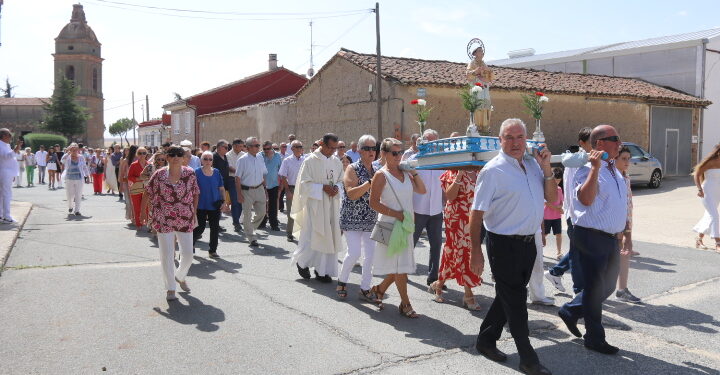 Ventosa del Río Almar acompaña a su patrón, San Ramón Nonato, en la misa y en la procesión con los bailes al son del grupo Adobe