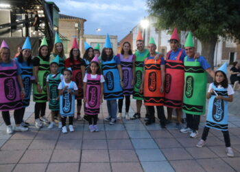 Paradinas de San Juan vive una intensa noche con sus peñas disfrazadas y con el pregón del diputado Juan Carlos Zaballos