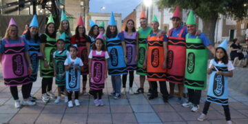 Paradinas de San Juan vive una intensa noche con sus peñas disfrazadas y con el pregón del diputado Juan Carlos Zaballos