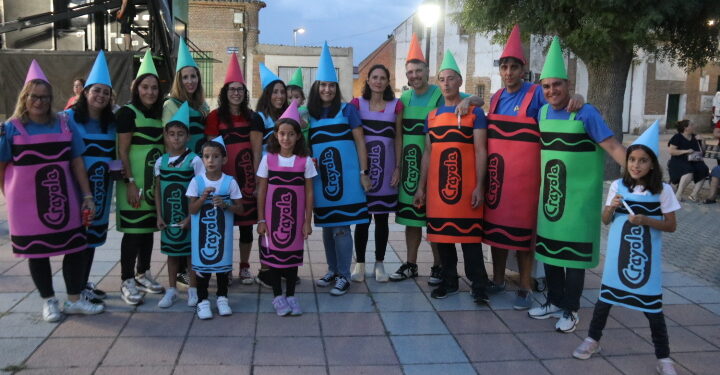 Paradinas de San Juan vive una intensa noche con sus peñas disfrazadas y con el pregón del diputado Juan Carlos Zaballos