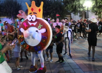 Paradinas de San Juan vive una intensa noche con sus peñas disfrazadas y con el pregón del diputado Juan Carlos Zaballos