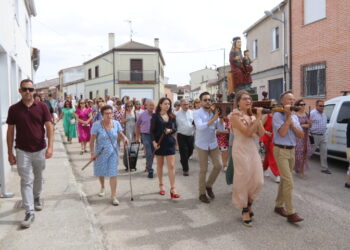 Paradinas de San Juan acompaña a la Virgen del Hinojal en su regreso a la ermita donde se ha celebrado el remate de banzos