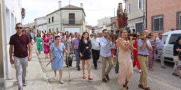 Paradinas de San Juan acompaña a la Virgen del Hinojal en su regreso a la ermita donde se ha celebrado el remate de banzos