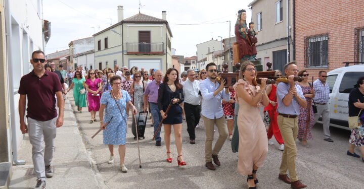 Paradinas de San Juan acompaña a la Virgen del Hinojal en su regreso a la ermita donde se ha celebrado el remate de banzos
