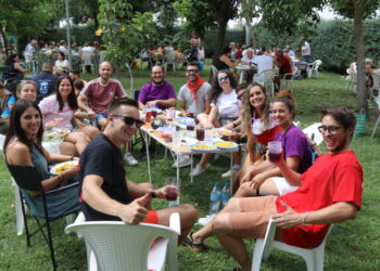 Ventosa del Río Almar comparte medio millar de raciones de paella en el parque municipal y en plena recta final de las fiestas