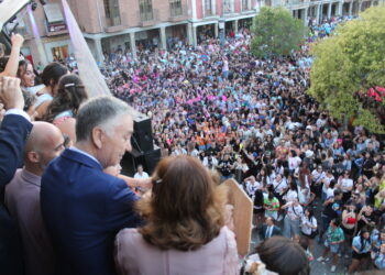 Brillante gala inaugural en Peñaranda con las cortes de honor, el pregón de Antonio Pérez y el homenaje a la atleta Lorena Martín