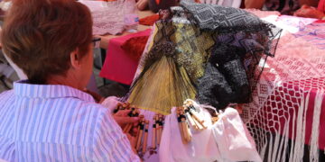 El Campo de Peñaranda celebra mañana su I Feria de Artesanía y Alimentación con una exhibición de las encajeras peñarandinas