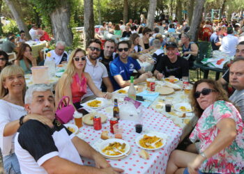 600 comensales se dan cita en el parque de La Chopera para disfrutar de la paella popular en las fiestas de verano de Rágama