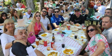 600 comensales se dan cita en el parque de La Chopera para disfrutar de la paella popular en las fiestas de verano de Rágama