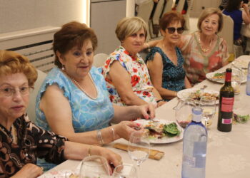 La asociación de mujeres Paloma de la Paz, de Cantaracillo, celebra su fiesta anual y rinde homenaje a cinco de sus socias