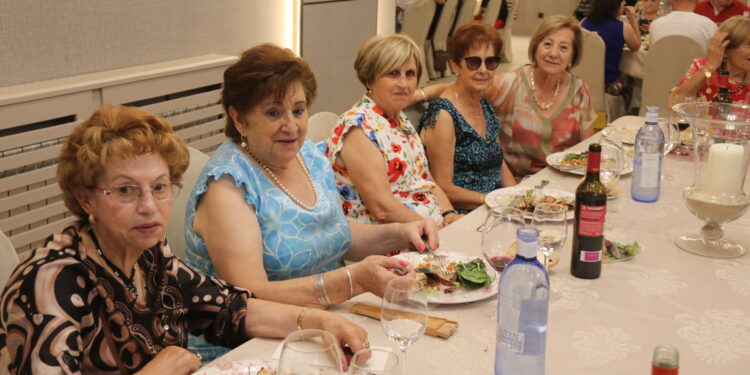 La asociación de mujeres Paloma de la Paz, de Cantaracillo, celebra su fiesta anual y rinde homenaje a cinco de sus socias