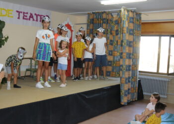 Grandes ovaciones para los pequeños actores de Santiago de la Puebla protagonistas en el I Festival de Teatro Infantil