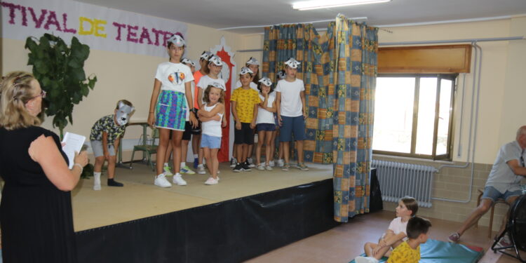 Grandes ovaciones para los pequeños actores de Santiago de la Puebla protagonistas en el I Festival de Teatro Infantil