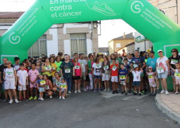 Alaraz reúne a medio millar de personas en la I edición de la Marcha Contra el Cáncer que ha llegado hasta la ermita del Cristo