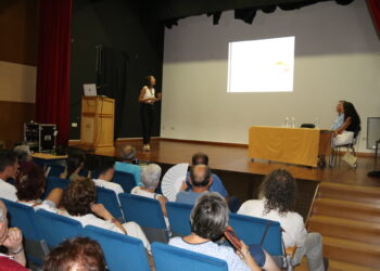 La profesora de Ingeniería Química Celia Nieto abre la XII edición de las Jornadas «Macotera Saludable» en el teatro de Santa Ana