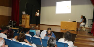 La profesora de Ingeniería Química Celia Nieto abre la XII edición de las Jornadas «Macotera Saludable» en el teatro de Santa Ana