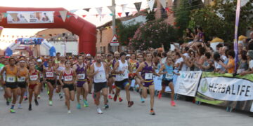 Macotera reúne a 900 participantes en una nueva y vibrante edición de la carrera popular San Rocada con las calles a rebosar