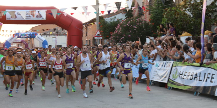 Macotera reúne a 900 participantes en una nueva y vibrante edición de la carrera popular San Rocada con las calles a rebosar