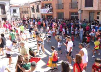 La asociación Media Verónica organiza en Macotera un concurrido encierro infantil con la plaza Mayor como escenario del festejo