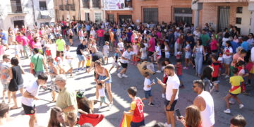 La asociación Media Verónica organiza en Macotera un concurrido encierro infantil con la plaza Mayor como escenario del festejo