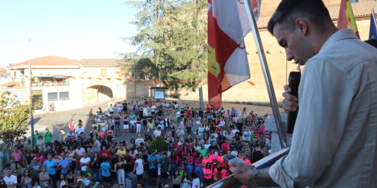Babilafuente inicia sus fiestas patronales con el pregón del recortador Iván González y la proclamación de la corte de honor