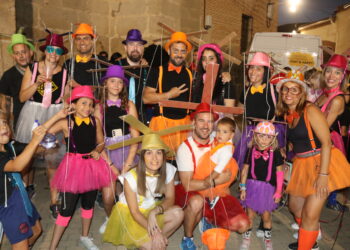 Explosión festiva en Macotera con cientos de peñistas llenando de colorido la calle y con la brillante coronación de la corte de honor