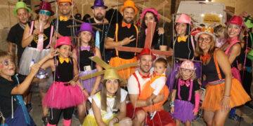 Explosión festiva en Macotera con cientos de peñistas llenando de colorido la calle y con la brillante coronación de la corte de honor