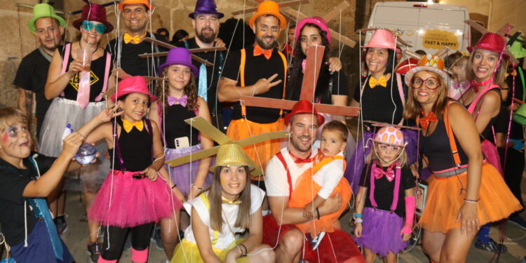 Explosión festiva en Macotera con cientos de peñistas llenando de colorido la calle y con la brillante coronación de la corte de honor