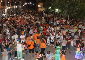 Explosión festiva en Macotera con cientos de peñistas llenando de colorido la calle y con la brillante coronación de la corte de honor