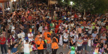 Explosión festiva en Macotera con cientos de peñistas llenando de colorido la calle y con la brillante coronación de la corte de honor