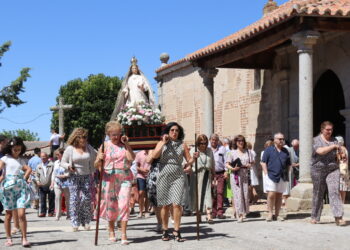 Cantaracillo vive su primer día grande en honor de la patrona, la Virgen de la Asunción, que ha desfilado en procesión a mediodía