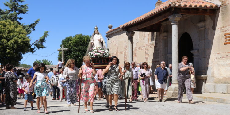 Cantaracillo vive su primer día grande en honor de la patrona, la Virgen de la Asunción, que ha desfilado en procesión a mediodía