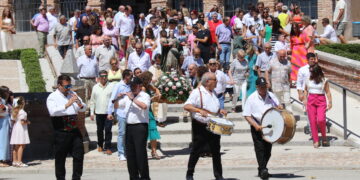 Bailes típicos al son de la dulzaina del grupo Alborada para honrar a Nuestra Señora de la Asunción en Aldeaseca de la Frontera