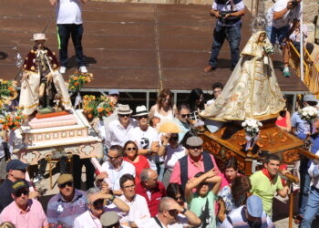 Macotera vive su día más esperado del año y se echa a la calle con los brazos en alto para bailar sin descanso ante San Roque