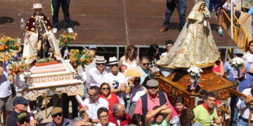 Macotera vive su día más esperado del año y se echa a la calle con los brazos en alto para bailar sin descanso ante San Roque