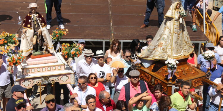 Macotera vive su día más esperado del año y se echa a la calle con los brazos en alto para bailar sin descanso ante San Roque