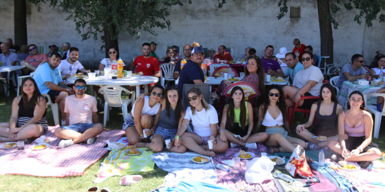 Aldeaseca de la Frontera reparte 600 raciones de paella con sabor a solidaridad para ayudar a la Asociación Contra el Cáncer AECC