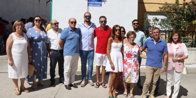 Santiago de la Puebla dedica una calle al alcalde Bernardo García Blázquez en reconocimiento a sus años de dedicación al pueblo