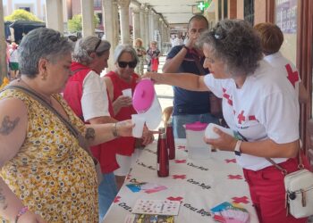 Cruz Roja sensibiliza contra el calor en Peñaranda con una cata de aguas y consejos aprovechando el mercadillo semanal del jueves