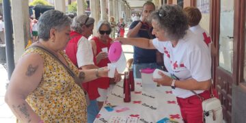 Cruz Roja sensibiliza contra el calor en Peñaranda con una cata de aguas y consejos aprovechando el mercadillo semanal del jueves